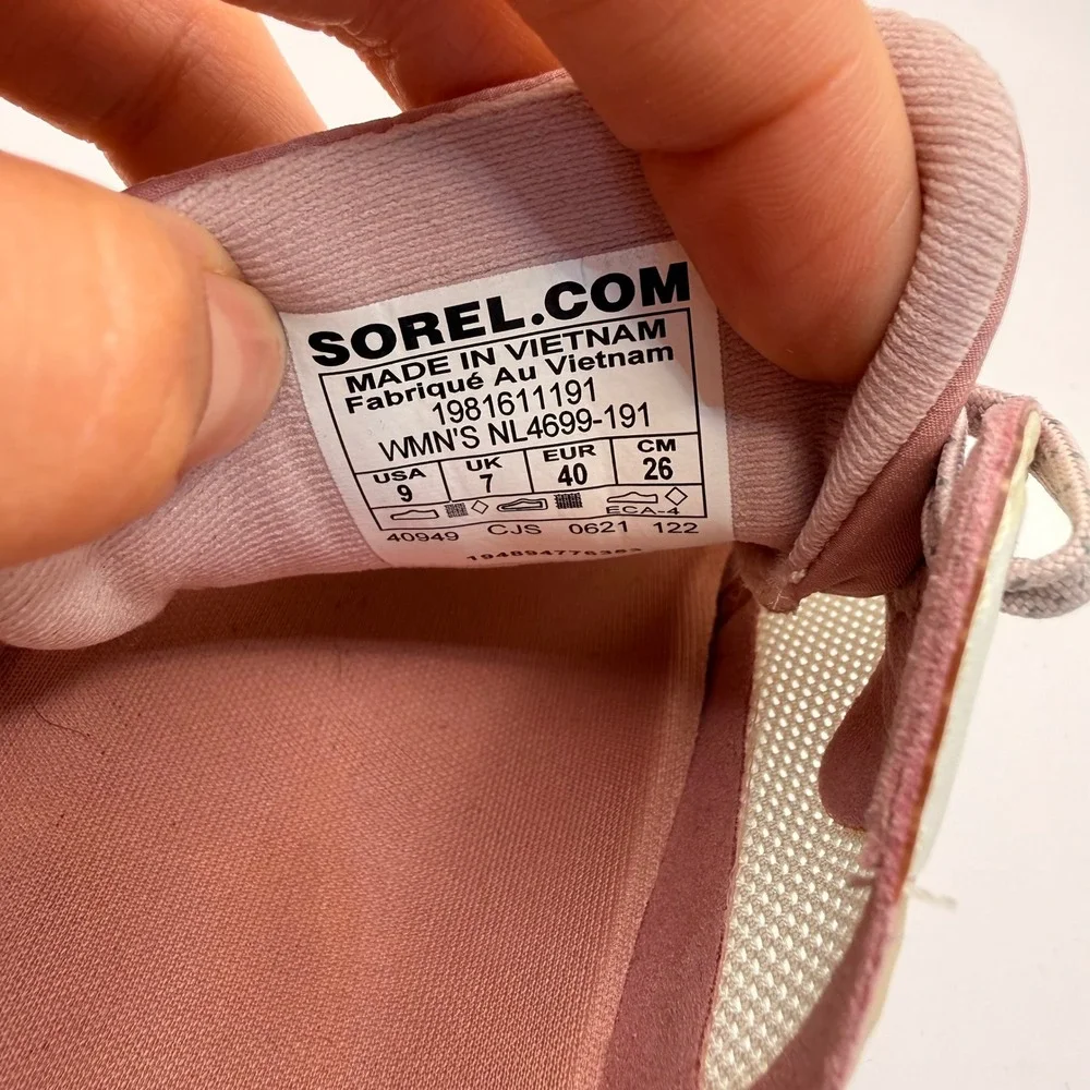 Sorel Kinetic RNEGD Float Sneakers in Chalk & Eraser Pink Vapor Womens Size US 9